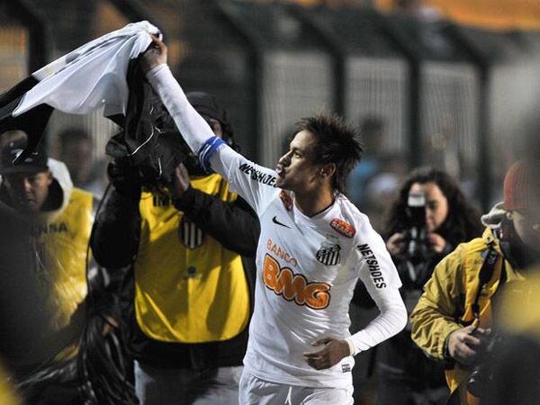 Neymar durante su última etapa con la camiseta de Santos (AFP)