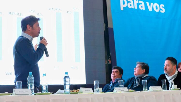 Axel Kicillof, en uno de sus primeros encuentros con intendentes peronistas de la provincia de Buenos Aires