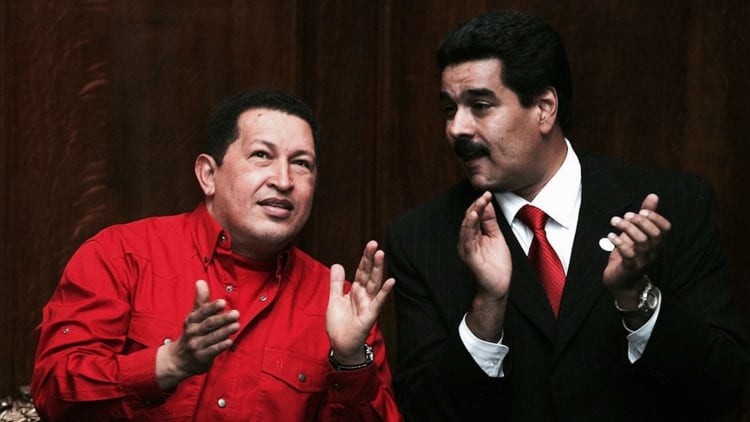 El entonces presidente venezolano Hugo Chávez con Nicolás Maduro, quien luego sería su sucesor, en una foto de 2007 (Getty Images)