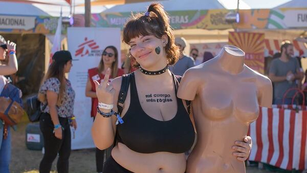 En Lollapalooza 2018 la ONG Any body invitó al público a pintarse el cuerpo con frases como “amo mi cuerpo”, “self love”, “mi cuerpo, mis reglas”, “be-u-tiful” y luego a sacarse fotos con un maniquí que representa el “cuerpo ideal”.