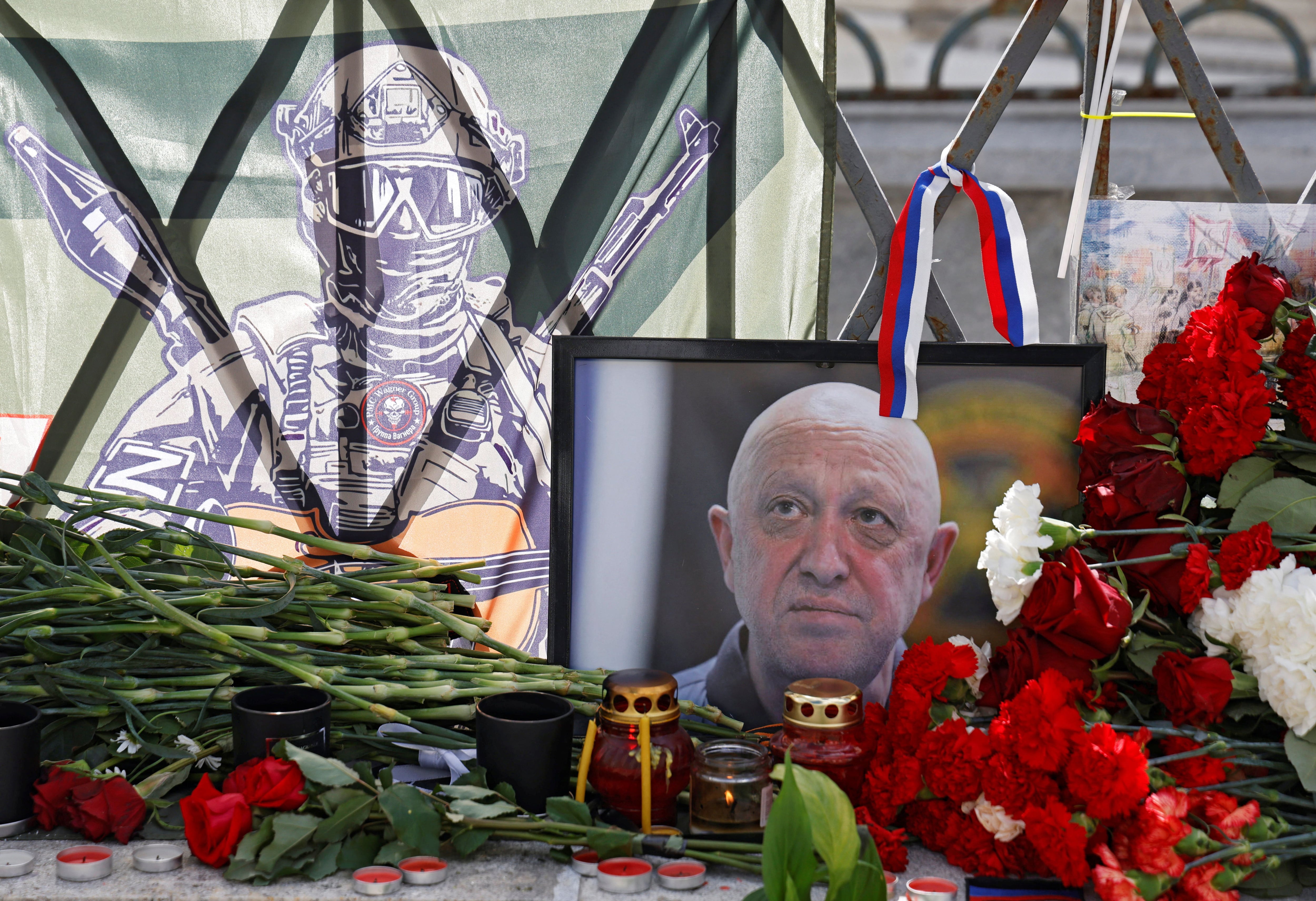 Un monumento improvisado establecido después de la presunta muerte de Yevgeny Prigozhin, jefe del grupo mercenario Wagner, en un accidente aéreo, en Moscú, Rusia 25 de agosto 2023. REUTERS/Maxim Shemetov