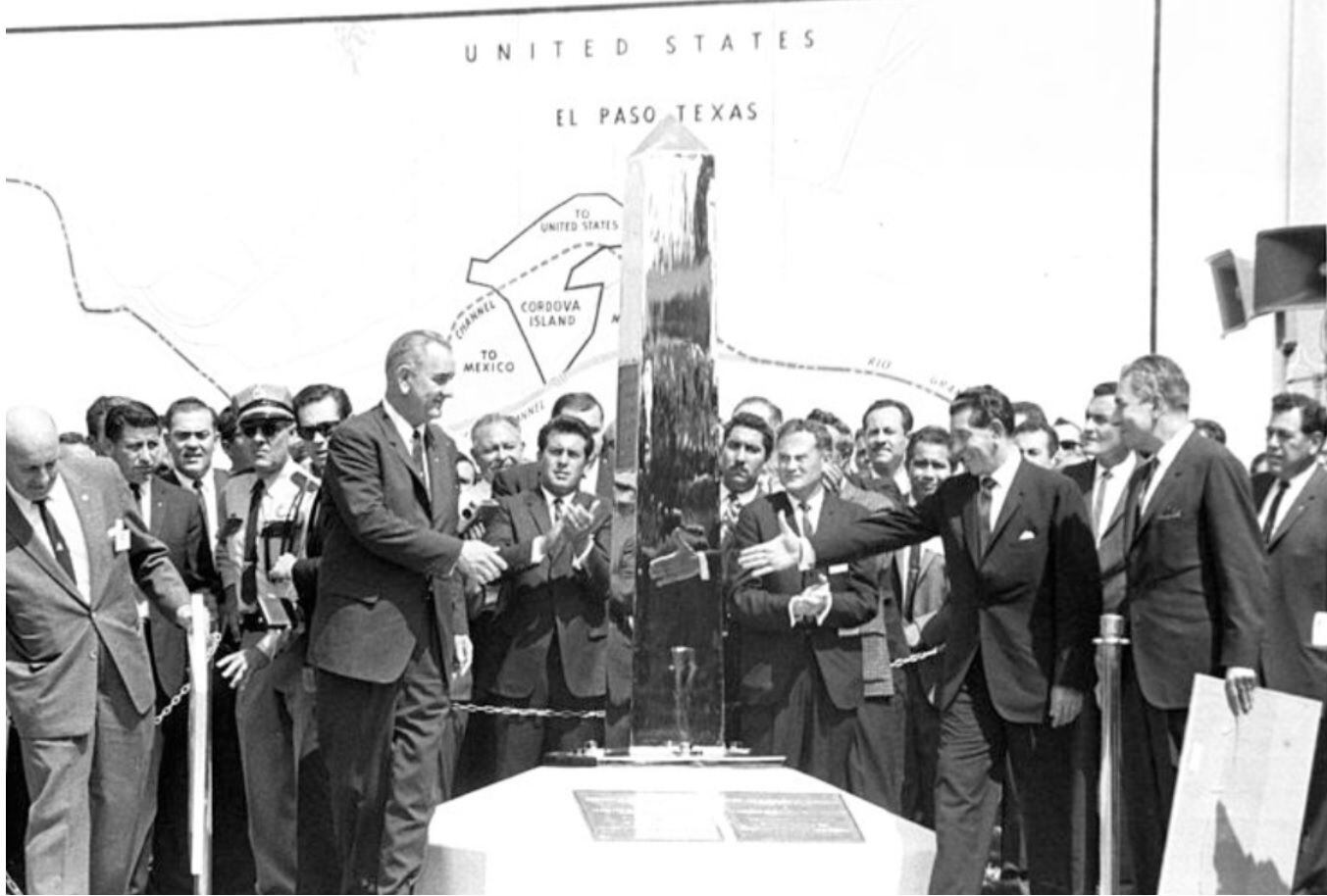 El presidente estadounidense Lyndon B. Johnson (izquierda) con su homólogo mexicano Adolfo López Mateos develando el señalamiento que marca los nuevos límites fronterizos entre ambos países tras la devolución del Chamizal (Wikipedia Commons)