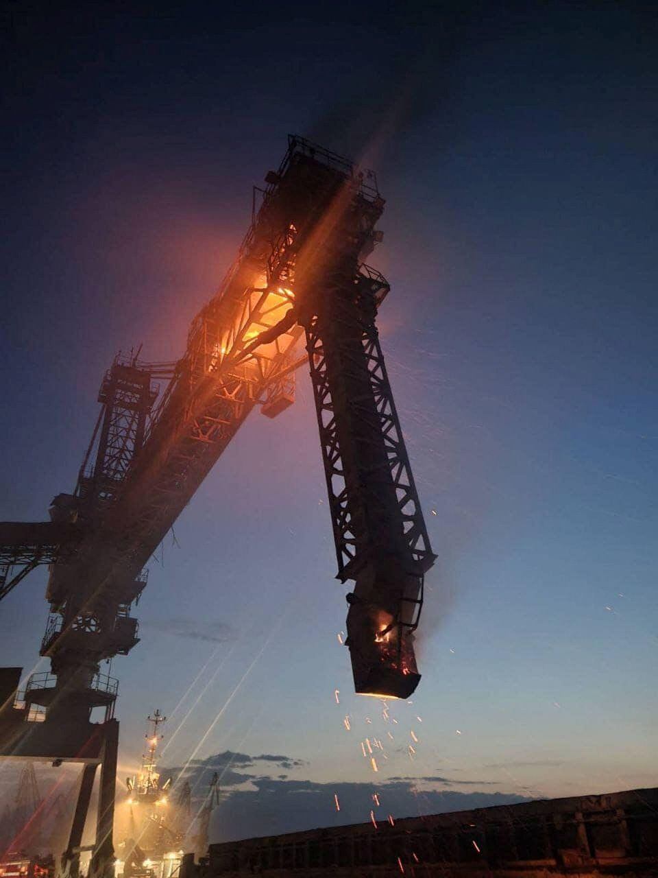 Un cargador de granos del puerto se quema después de haber sido dañado durante los ataques con misiles y drones rusos, (Reuters)