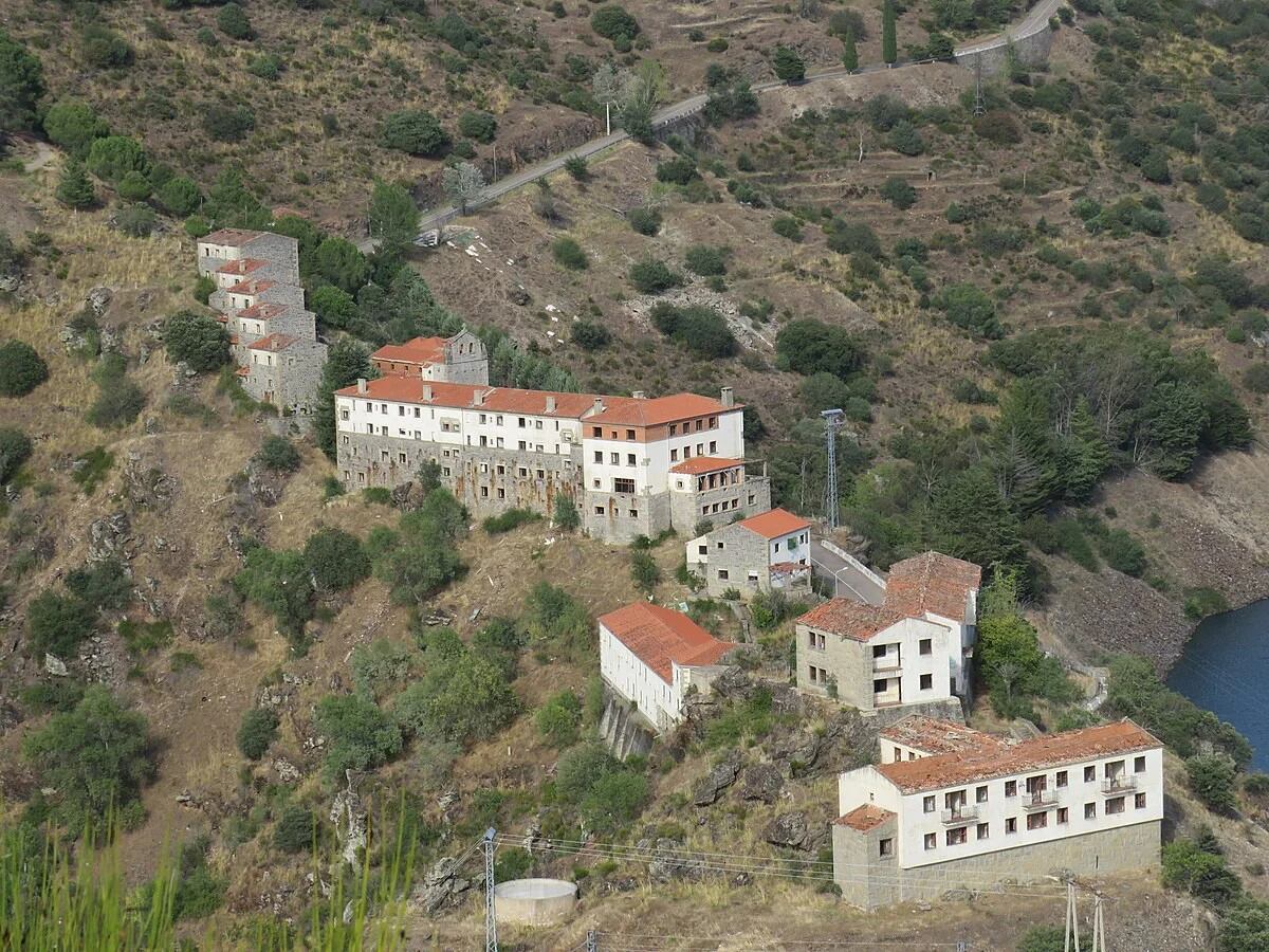 Se vende un pueblo abandonado en Zamora: 44 casas, bar, iglesia, colegio y hasta un cuartel de Guardia Civil