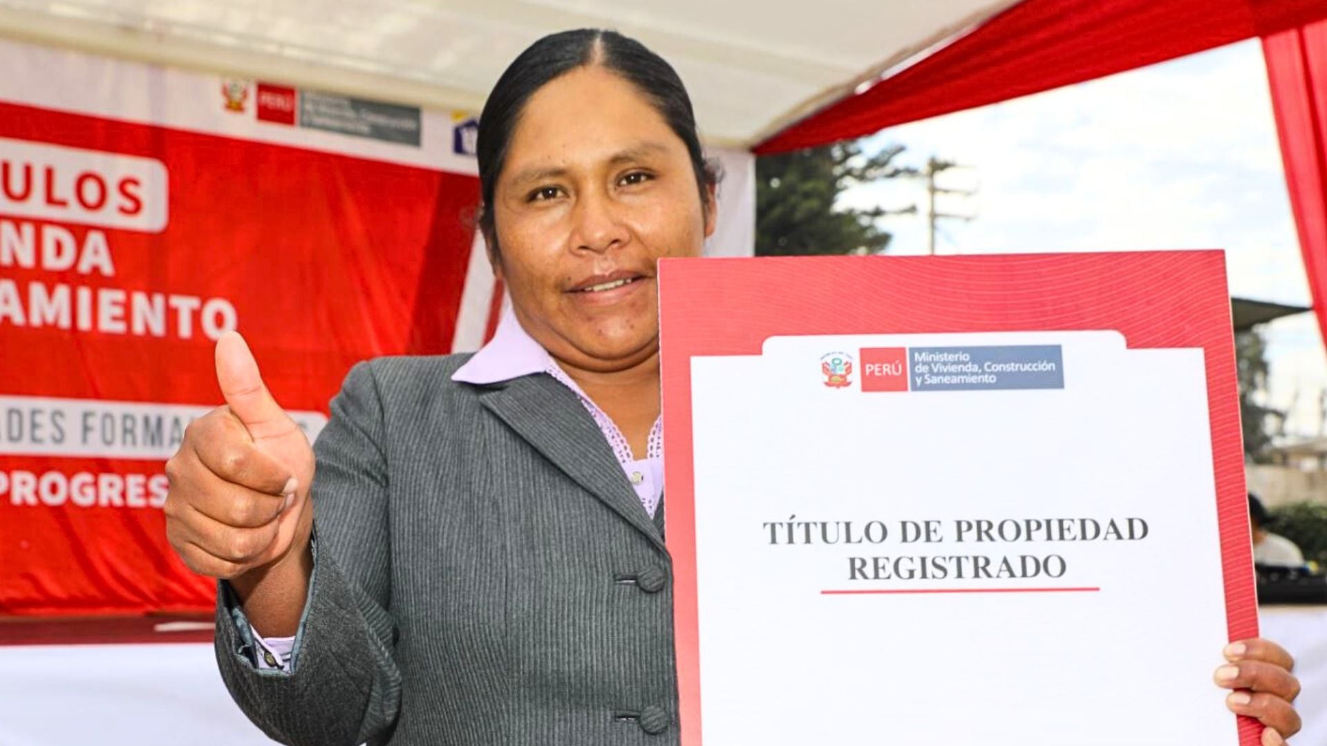 Persona con su título de propiedad en Perú