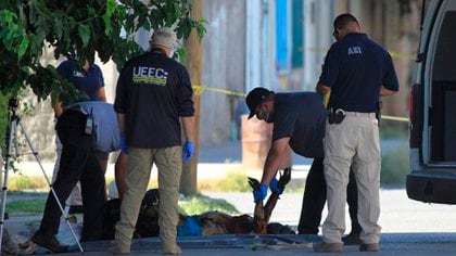 César Augusto Peniche Espejel, fiscal general de la entidad federativa, declaró que los cinco agentes son acusados por la detención ilegal y desaparición de Irving Zaragoza y su pareja, Fátima López, a quienes asesinaron a golpes (Foto: EFE/Luis Torres)