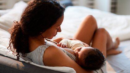 La OMS recomienda continuar con la lactancia materna hasta los dos años o más (Shutterstock)