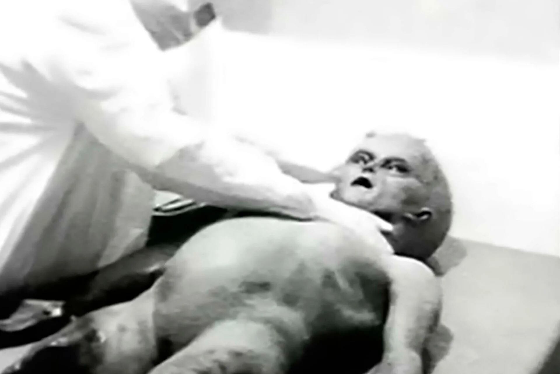 En 1995, un experto británico en efectos especiales para cine, John Humphreys fabricó unos muñecos y filmó en blanco y negro la película supuestamente antigua sobre una autopsia de un extraterrestre. Once años después confesó la verdad