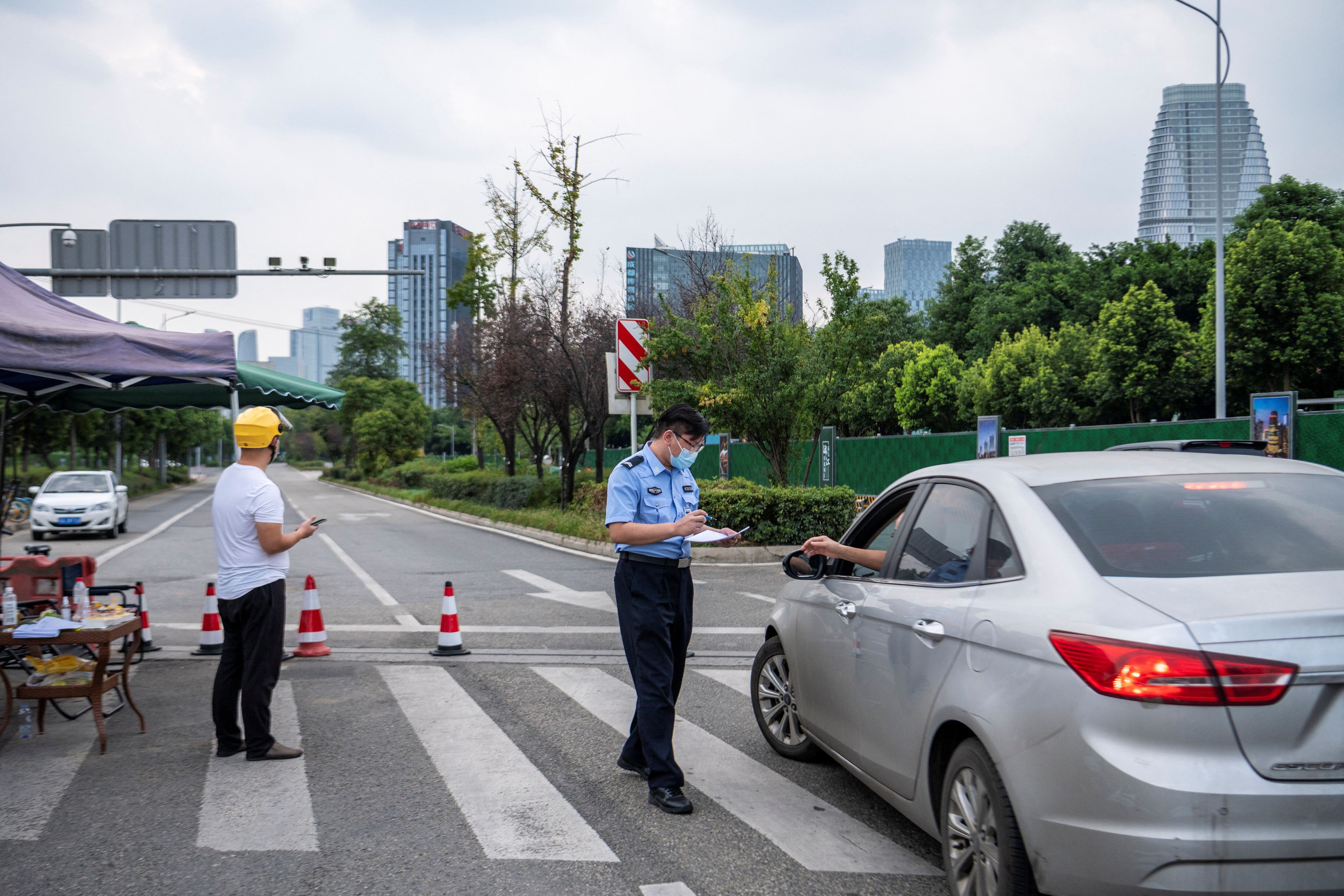 Controles en Chengdu, una de las ciudades recientemente confinadas y afectada por la caída de la actividad (Reuters)br /
.