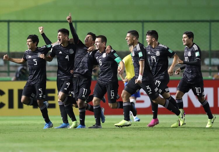 La selección mexicana celebrando el gol de Bryan Gonzalez (Foto: REUTERS/Sergio Moraes)