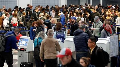 Las medidas en los aeropuertos buscan evitar la acumulación de personas (REUTERS/Kamil Krzaczynski) 