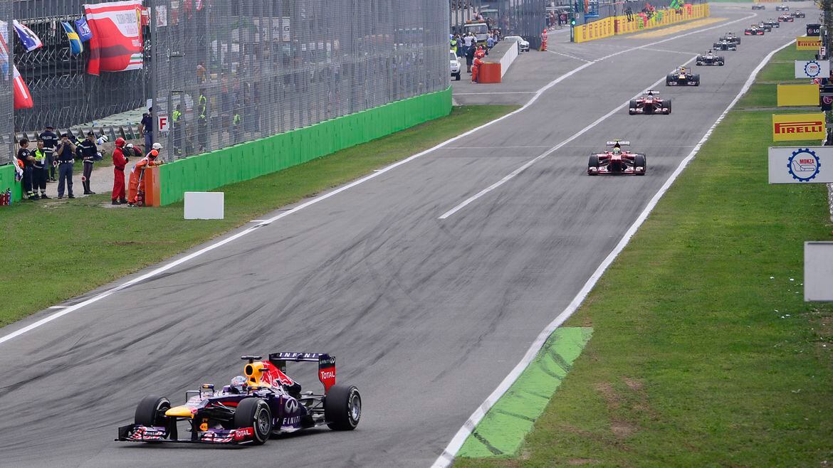 Sebastian Vettel lidera el pelotón en Monza 2013, una de las carreras en las que consiguió su récord de nueve victorias en fila en una misma temporada (AFP)