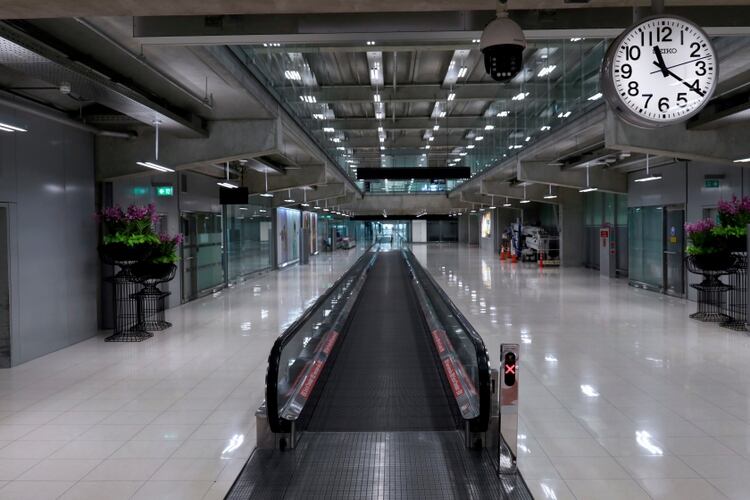 En los EEUU, los vuelos internos se redujeron hasta un 15% y los internacionales, un 25%, antes de la suspensión del viaje a la UE. (REUTERS/Soe Zeya Tun)