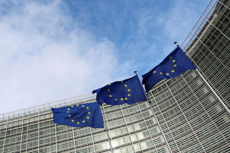 FOTO DE ARCHIVO. Banderas de la Unión Europea flamean fuera del edificio de la Comisión Europea, en Bruselas, Bélgica, Noviembre 8, 2023. REUTERS/Yves Herman