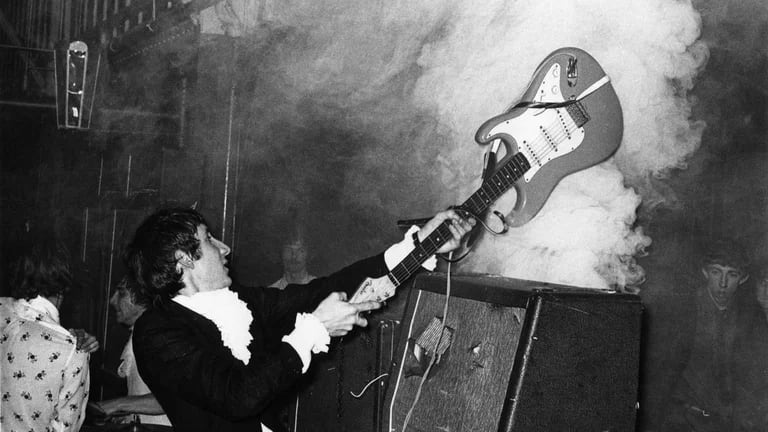 La rebelión en el escenario: así comenzó la tradición de romper guitarras en conciertos de rock PRZCWVYQVBGQFIANKLBUVKHCFQ