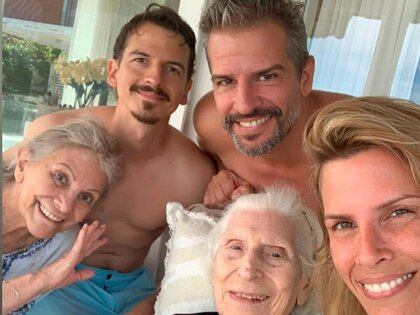Patricio con su madre, abuela y hermanos Federico y Carolina (Foto: Instagram)