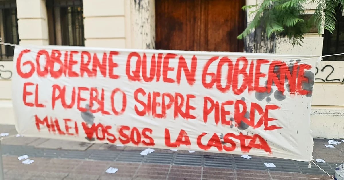 Fuera Milei”: vandalizaron la embajada argentina en Chile con pintadas  contra el Presidente - Infobae
