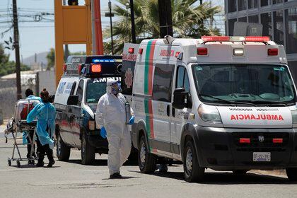 Paramédicos ingresan a una persona enferma de covid-19 al Hospital General de Ciudad Juárez, en el estado de Chihuahua (Foto: EFE/Luis Torres)