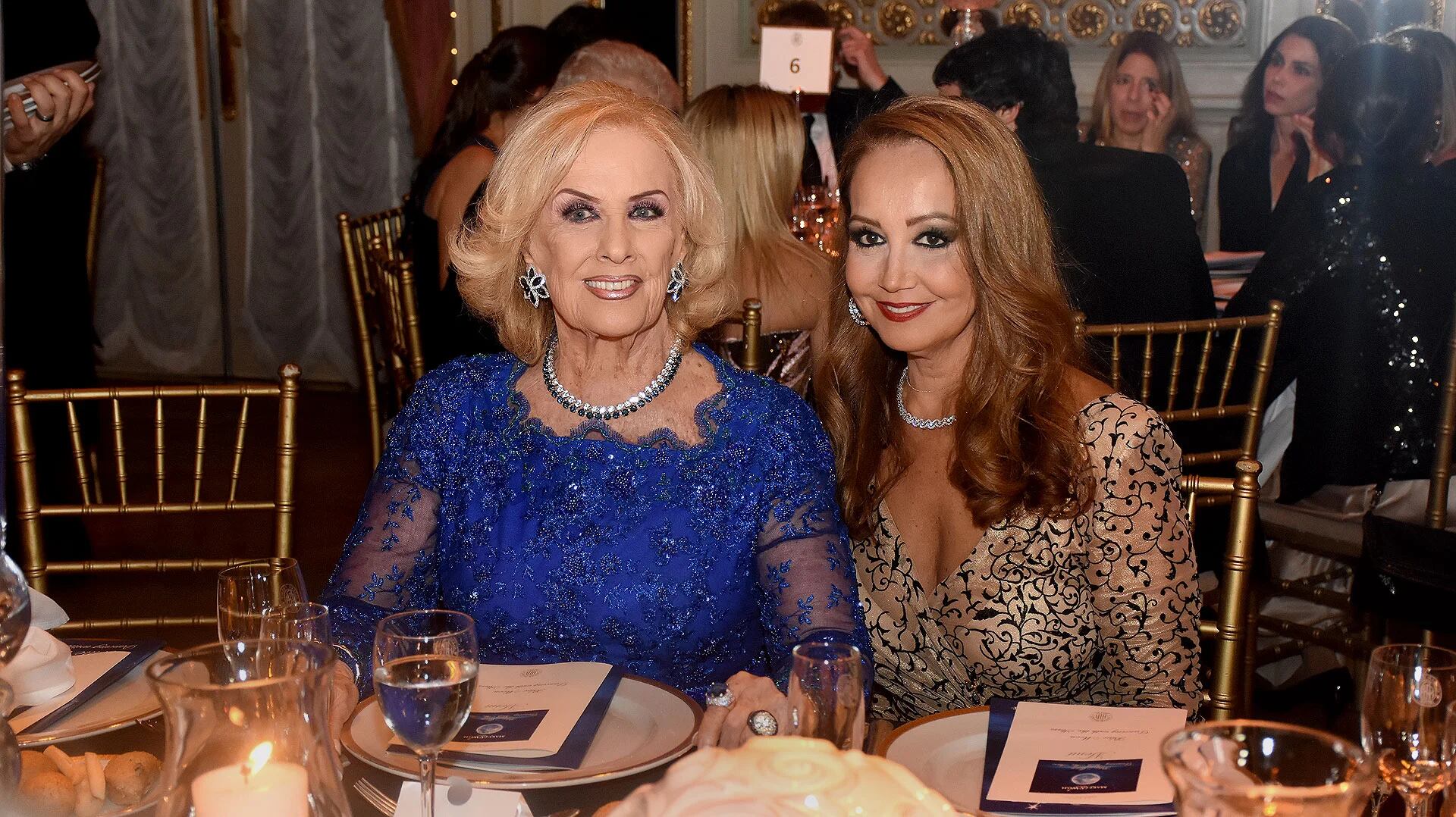 Mirtha Legrand y Mónica Parisier, presidenta de Make-A-Wish Argentina, en la fabulosa gala que -como todos los años- se llevó a cabo en el Alvear Palace Hotel