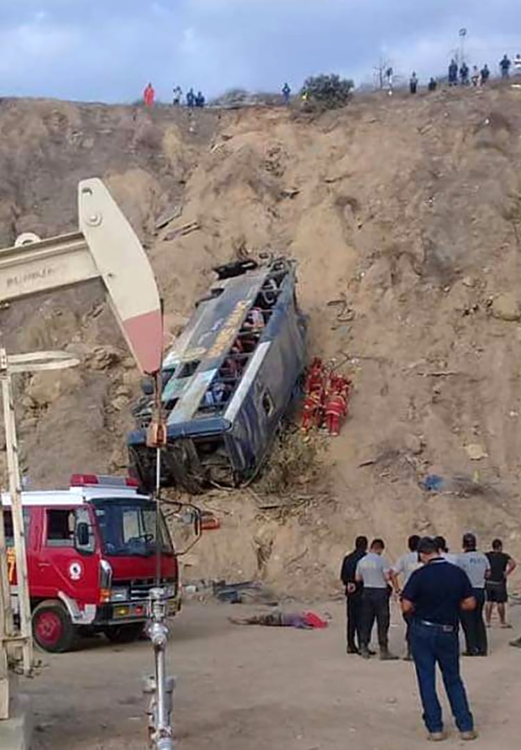 Un bus que trasportaba hinchas del Barcelona de Ecuador desbarrancó en Perú. (AFP)