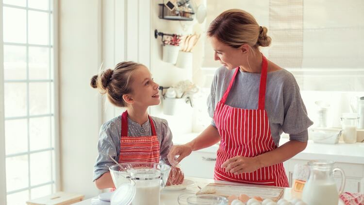 Preparar algo rico y casero para la merienda en familia puede ser una alternativa para quienes gustan de pasar tiempo en la cocina (Shutterstock)