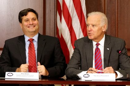 Ron Klain, el jefe de gabinete del nuevo presidente de EEUU, cumplió ese mismo papel durante la vicepresidencia de Biden y coordinó la respuesta al ébola nombrado por Barack Obama. (REUTERS/Larry Downing)