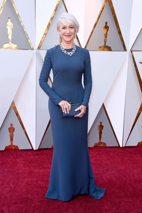 Helen Mirren, impecable con un diseño sirena con mangas largas en azul con delicadas joyas de cristales y zafiros. “Mujeres grandes que siguen marcando tendencia, simple, clásica y de buena costura, impecable”, agregó Caprarola.