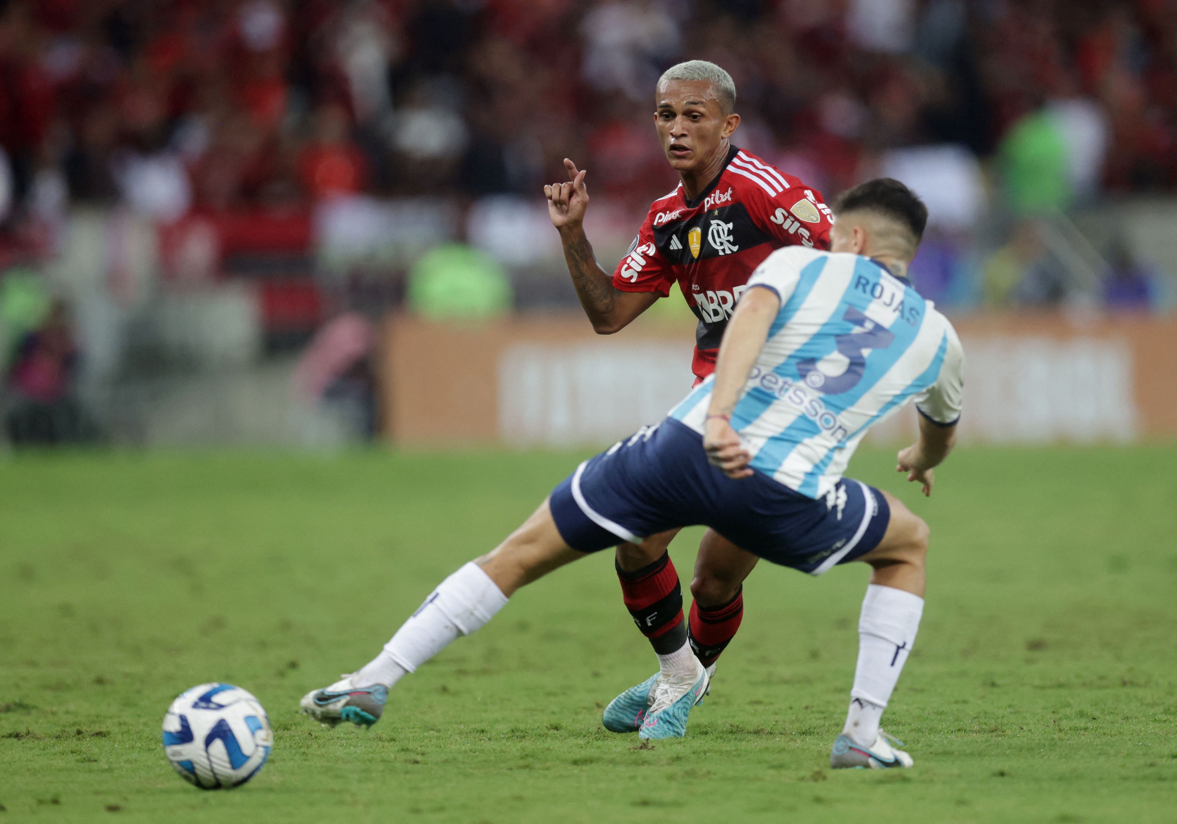Wesley, ante la marca de Gabriel Rojas (REUTERS/Ricardo Moraes)