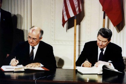 Ronald Reagan y Mikhail Gorbachev firman el tratado de Fuerzas Nucleares de Alcance Intermedio (INF) en la Casa Blanca, el 8 de diciembre de 1987 (Reuters)