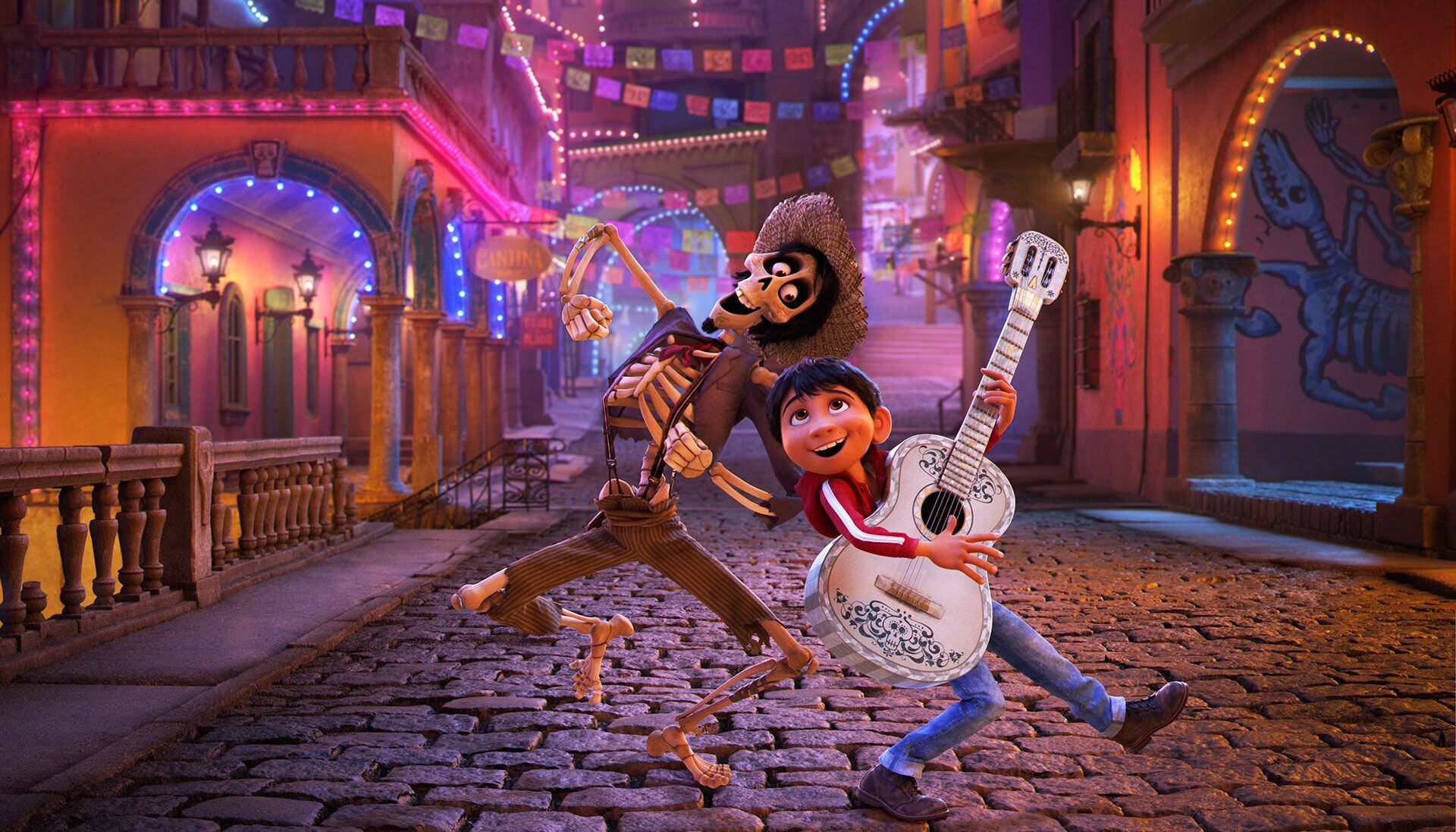 Miguel toca la guitarra en la película Coco. (Foto: Disney-Pixar)