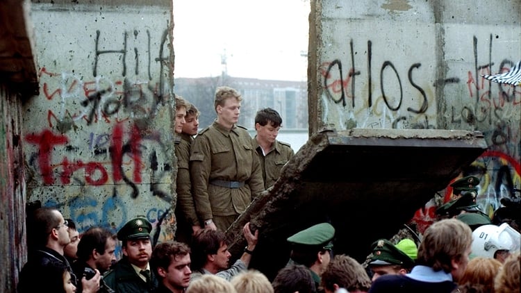 Resultado de imagen de caida del muro de berlin"