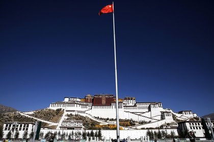 FOTO DE ARCHIVO: Una bandera china ondea en un poste frente al Palacio Potala en Lhasa, Región Autónoma del Tíbet (Reuters)