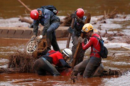 Miembros de un grupo de rescate buscan a víctimas tras el deslave que le costó la vida a 270 personas en el río Paraopeba, Brumadinho (REUTERS/Adriano Machado)