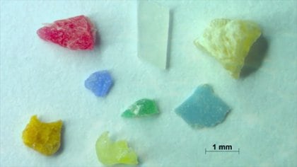 La oceanógrafa bióloga Jennifer Brandon estima que el océano está contaminado por 8.3 millones de piezas de mini-microplásticos por metro cúbico de agua
