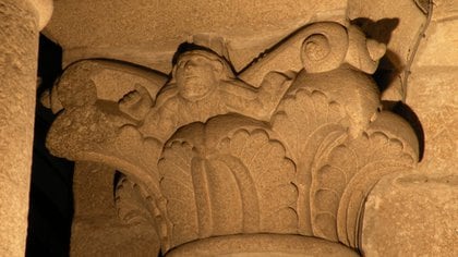 La imagen tallada en piedra muestra la cara sonriente de un hombre y fue descubierta 900 años después. (Foto: The Guardian Cortesía de Jennifer Alexander)