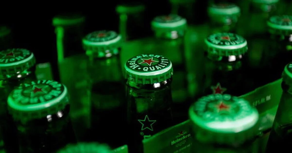 Which American tycoon bought Heineken shares from FEMSA