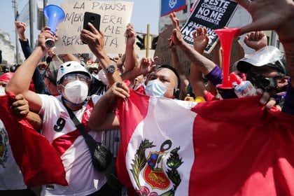 La reacción en las manifestaciones tras la renuncia del presidente interino Manuel Merino (REUTERS/Sebastian Castaneda)