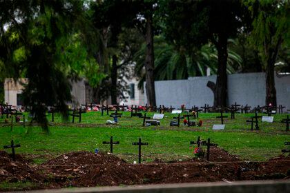 La Zona 10 del cementerio de la Chacarita fue destinada para el entierro de muertos por COVID-19 en Buenos Aires, Argentina. (Foto EFE/ Demian Alday Estévez/Archivo)
