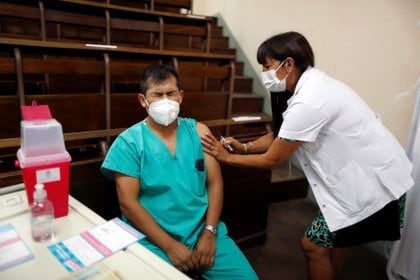 Fabio Guzman, 32, personal de salud en el hospital San Martín en La Plata, recibe la vacuna Sputnik V. REUTERS/Agustin Marcarian