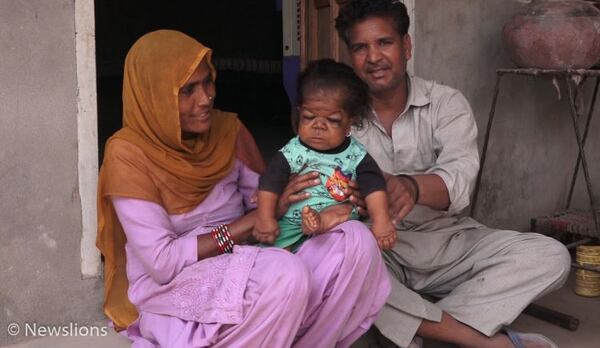 Manpreet con sus tÃ­os. Los padres lo dieron en adopciÃ³n porque no podrÃ­a hacerse cargo de Ã©l