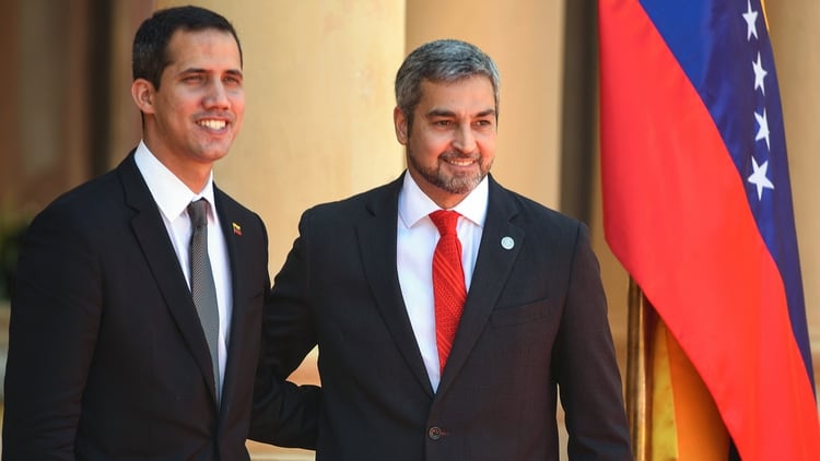 Juan Guaidó junto a Mario Abdo Benítez (Photo by NORBERTO DUARTE / AFP)