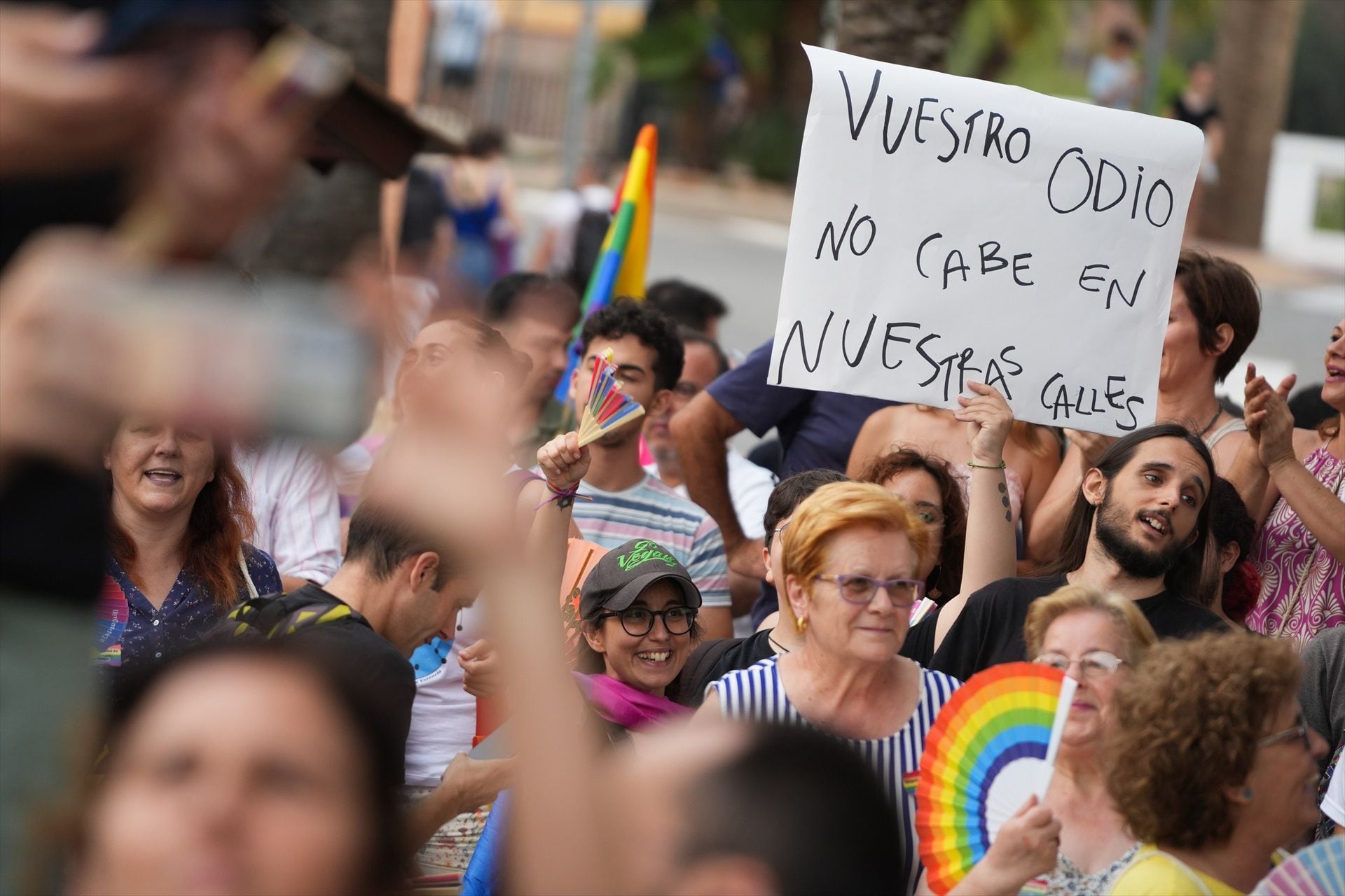 Decenas de personas durante la manifestación del Orgullo LGTBIQ+ en Nàquera, Valencia. (Jorge Gil / Europa Press)