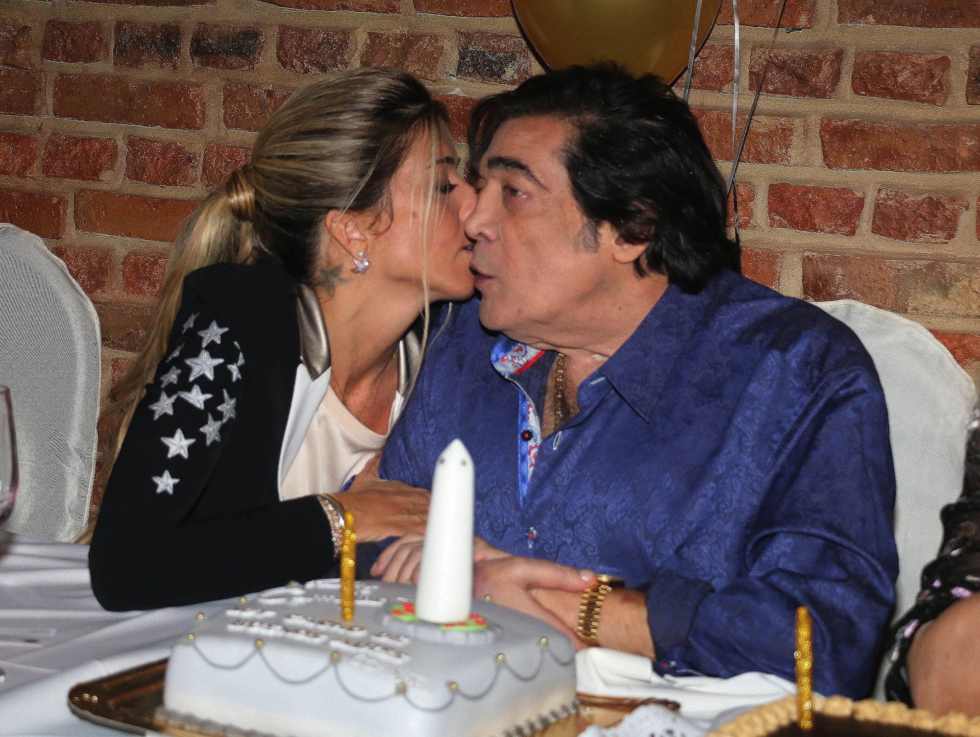 El beso entre Marina Rosenthal y Cacho Castaña en plena fiesta