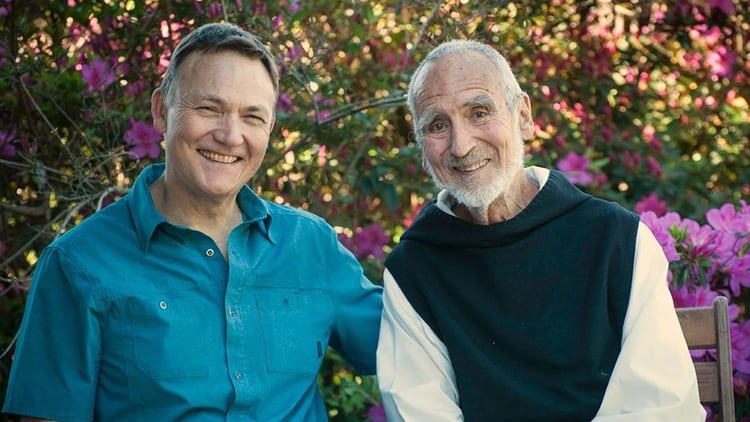 David Steindl-Rast OSB es un monje benedictino católico, notable por su participación activa en el diálogo interreligioso y su trabajo sobre la interacción entre la espiritualidad y la ciencia