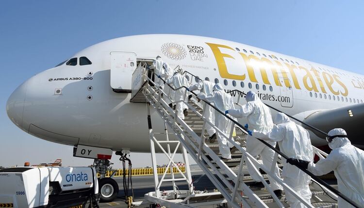 El Emirates Airbus A380 es sometido a una intensa desinfección al llegar a Dubai - REUTERS 