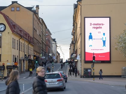 En una fachada de Estocolmo, Suecia, el 29 de abril de 2020, se ve una valla publicitaria que informa sobre la importancia del distanciamiento social (Agencia de Noticias TT/ Fredrik Sandberg vía REUTERS)