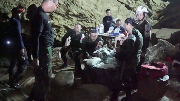 Socorristas montaron una estación dentro de la cueva para atender a los niños y al entrenador.