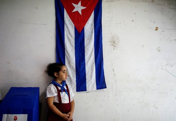 Sofia Ema, de 8 años, espera en un centro de votación en La Habana, Cuba (REUTERS/Alexandre Meneghini)