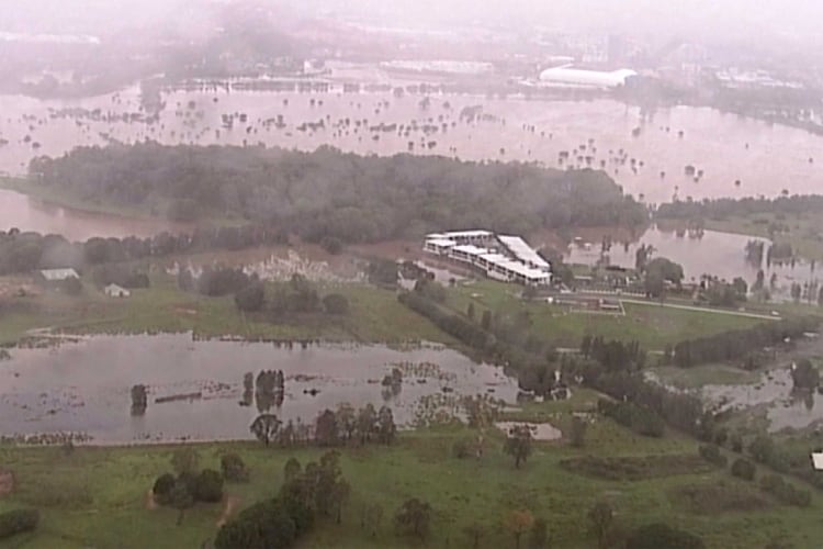 Las inundaciones golpearon el sábado a la zona afectada por los incendios en Australia (AP)