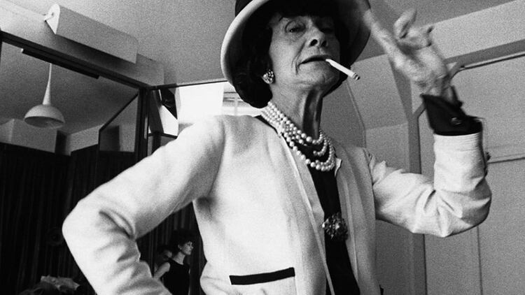 Coco Chanel es la única diseñadora de moda que figura en la lista de las cien personas más influyentes del siglo XX. Su ya célebre traje sastre se convirtió en un icono de la elegancia femenina y el Chanel Nº 5 en un objeto de culto. Eligió ser soltera, amante de reconocidos artistas y manejaba un Roll Royce